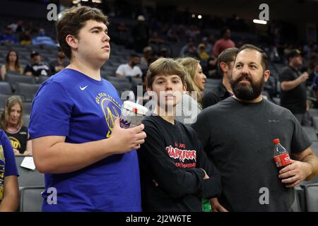 Sacramento, CA, 3rd avril 2022: Sacramento Kings vs Golden State Warriors: Spectateurs pendant le match.: Seshadri SUKUMAR crédit: Seshadri SUKUMAR/Alamy Live News Banque D'Images