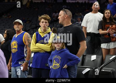 Sacramento, CA, 3rd avril 2022: Sacramento Kings vs Golden State Warriors: Spectateurs pendant le match.: Seshadri SUKUMAR crédit: Seshadri SUKUMAR/Alamy Live News Banque D'Images