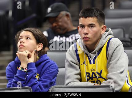 Sacramento, CA, 3rd avril 2022: Sacramento Kings vs Golden State Warriors: Spectateurs pendant le match.: Seshadri SUKUMAR crédit: Seshadri SUKUMAR/Alamy Live News Banque D'Images