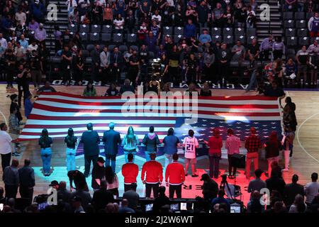 Sacramento, CA, 3rd avril 2022: Sacramento Kings vs Golden State Warriors: US Flag étant ouvert.: Seshadri SUKUMAR crédit: Seshadri SUKUMAR/Alamy Live News Banque D'Images