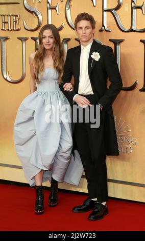 Eddie Redmayne et Hannah Bagshawe assistent à la première mondiale « Fantastic Beasts: The secrets of Dumbledore » au Royal Festival Hall le 29 mars 2022. Banque D'Images