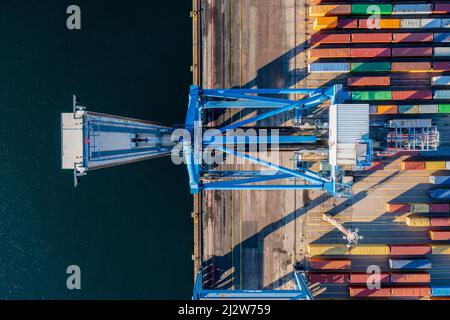 Vue de dessus de la grue de terminal de conteneur Banque D'Images