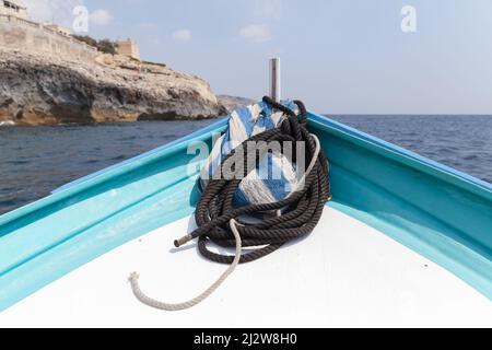 Arc d'un bateau avec cordes nautiques pour les opérations d'amarrage Banque D'Images