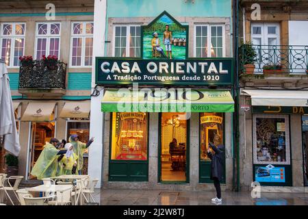 Portugal -'Casa Oriental', boutique traditionnelle à Porto. La boutique a toujours été une épicerie, mais depuis 2019 elle vend des sardines en conserve aux touristes. Al Banque D'Images