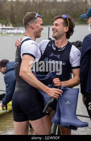 River Thames, Londres, Royaume-Uni. 3rd avril 2022. Oxford célèbre à la fin de la course de bateaux Oxford/Cambridge Gemini 167th MenÕs 2022. Crédit : Jeff Gilbert/Alamy Live News Banque D'Images