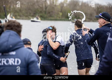 River Thames, Londres, Royaume-Uni. 3rd avril 2022. Les hommes d'Oxford célèbrent à la fin de la course de bateau Oxford/Cambridge Gemini 167th MenÕs 2022. Crédit : Jeff Gilbert/Alamy Live News Banque D'Images