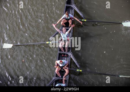 River Thames, Londres, Royaume-Uni. 3rd avril 2022. Cambridge à la fin de la course de bateaux Oxford / Cambridge Gemini 76th WomenÕs 2022. Crédit : Jeff Gilbert/Alamy Live News Banque D'Images