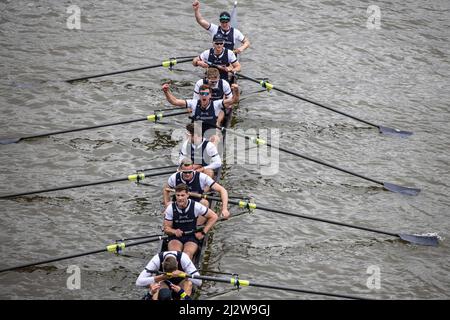 River Thames, Londres, Royaume-Uni. 3rd avril 2022. Les hommes d'Oxford célèbrent à la fin de la course de bateau Oxford/Cambridge Gemini 167th MenÕs 2022. Crédit : Jeff Gilbert/Alamy Live News Banque D'Images