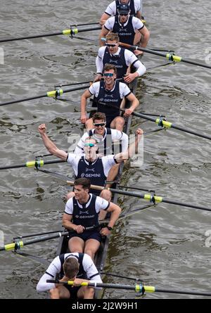 River Thames, Londres, Royaume-Uni. 3rd avril 2022. Les hommes d'Oxford célèbrent à la fin de la course de bateau Oxford/Cambridge Gemini 167th MenÕs 2022. Crédit : Jeff Gilbert/Alamy Live News Banque D'Images