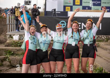 River Thames, Londres, Royaume-Uni. 3rd avril 2022. Cambridge à la fin de la course de bateau féminin Oxford / Cambridge Gemini 76th 2022. Crédit : Jeff Gilbert/Alamy Live News Banque D'Images