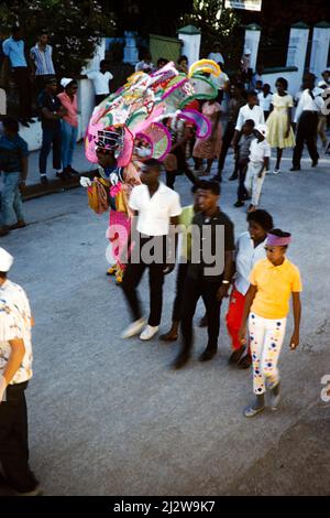 Personnes vêtues de costumes colorés pour la procession de carnaval, Port of Spain, Trinidad 1963 a été sous la coupe de « Freedom of the Road march » Banque D'Images