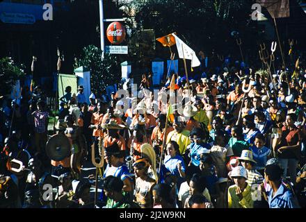 Des personnes vêtues de costumes colorés pour la procession de carnaval, Port of Spain, Trinidad 1963 a été titré comme « la foule dans une marche de route » Banque D'Images