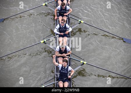 River Thames, Londres, Royaume-Uni. 3rd avril 2022. Les hommes d'Oxford célèbrent à la fin de la course de bateau Oxford/Cambridge Gemini 167th MenÕs 2022. Crédit : Jeff Gilbert/Alamy Live News Banque D'Images