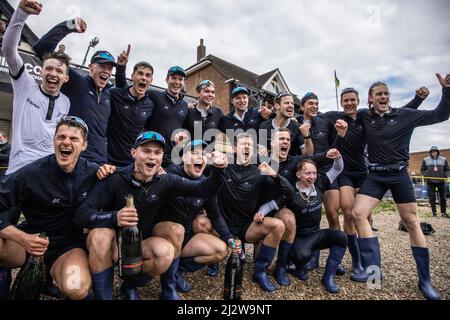 River Thames, Londres, Royaume-Uni. 3rd avril 2022. L'équipe d'Oxford menÕs célèbre à la fin de la course de bateaux Gemini 167th MenÕs Oxford v Cambridge 2022. Crédit : Jeff Gilbert/Alamy Live News Banque D'Images