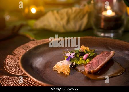 Pâté de foie gras grillé à base de foie de canard ou d'oie avec sauce aux fruits et laitue. (Mise au point sélective) Banque D'Images