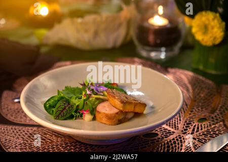 Pâté de foie gras grillé à base de foie de canard ou d'oie avec sauce aux fruits et laitue. (Mise au point sélective) Banque D'Images