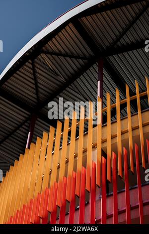 façade en aluminium avec panneaux colorés sur grand parking Banque D'Images