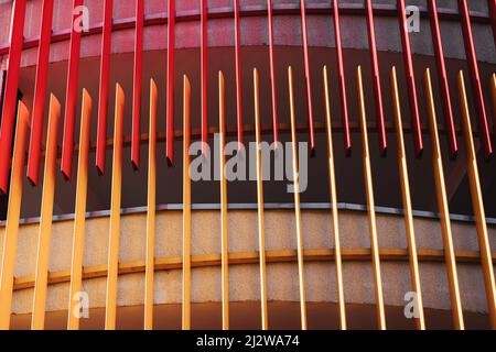 structures métalliques de parkings modernes. architecture colorée Banque D'Images