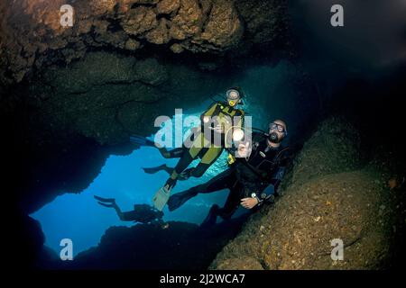 Plongée sous-marine dans une grotte sous-marine, Adrasan, Lykia, Turquie, mer Méditerranée Banque D'Images