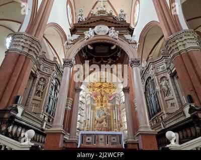 bologne piazza maggiore église san petronio basilique intérieur Banque D'Images