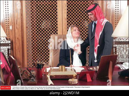 Photo du dossier - première photo de la reine Noor et du prince héritier Hamza depuis le décès du roi Hussein, 40 jours plus tôt. Ils posent dans le bureau du roi Hussein au palais Bab Al Salam le 23 mars 1999. Le prince Hamzah bin Hussein, ancien héritier du trône de Jordanie, a déclaré qu'il renonçait à son titre de prince. Le prince Hamzah a déclaré que ses "convictions personnelles" ne sont pas conformes aux "méthodes moderles de nos institutions". Le prince est le quatrième fils du défunt roi Hussein et le plus jeune demi-frère du roi Abdallah au pouvoir. Il a été assigné à résidence l'année dernière après avoir accusé le pays Banque D'Images