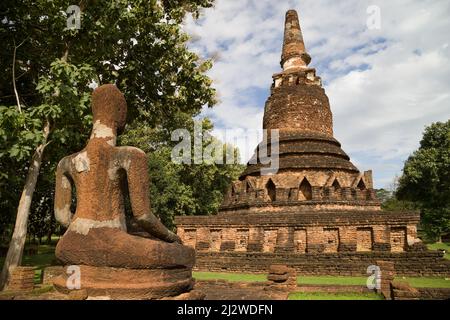 Chedi et Bouddha à Wat Phra Kaeo, Kamphaeng Phet, Thaïlande. Banque D'Images