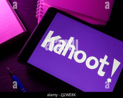 KIEV, UKRAINE - 30 mars 2022. Tablette avec logo kahoot et ordinateurs portables. Banque D'Images