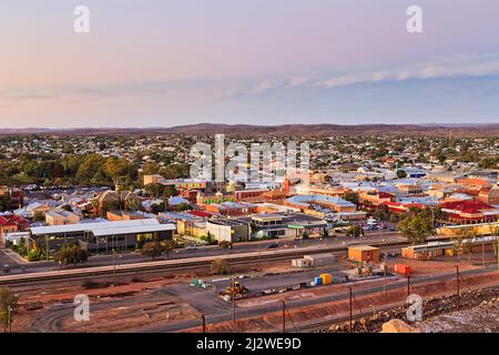 Centre-ville de Broken Hill ville de l'altitude de la mine historique à ciel ouvert ligne de Lode au-dessus de la gare ferroviaire et des rues principales au coucher du soleil. Banque D'Images