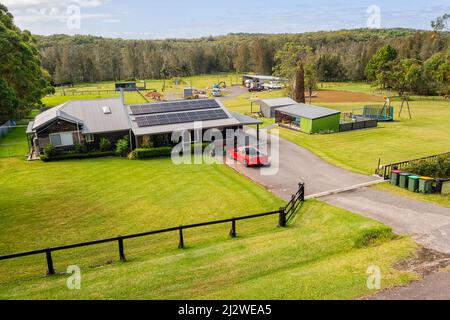 Ferme agricole rurale éloignée avec cheval stable sur pelouse verte - vue en hauteur. Banque D'Images