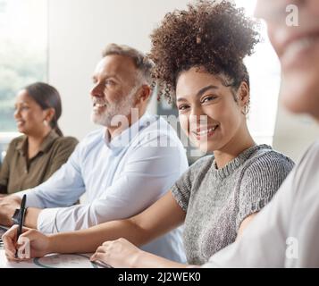 Je suis toujours prêt à apprendre. Photo d'un groupe d'hommes d'affaires lors d'une réunion au travail. Banque D'Images