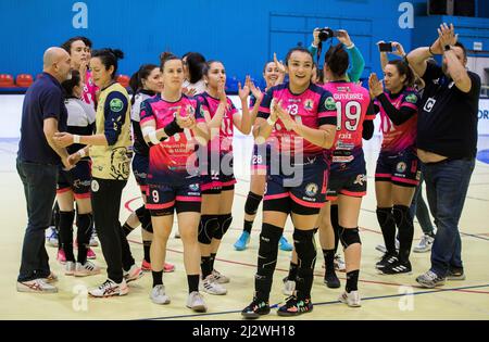 Arandjelovac, Serbie, 2nd avril 2022. Les joueurs de la Costa del sol Malaga célèbrent la victoire lors du match de la coupe d'Europe des femmes de l'EHF entre ZRK Bekament Bukovicka Banja et la Costa del sol Malaga à Arandjelovac, Serbie. 2 avril 2022. Crédit : Nikola Krstic/Alay Banque D'Images