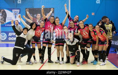 Arandjelovac, Serbie, 2nd avril 2022. Les joueurs de la Costa del sol Malaga célèbrent la victoire lors du match de la coupe d'Europe des femmes de l'EHF entre ZRK Bekament Bukovicka Banja et la Costa del sol Malaga à Arandjelovac, Serbie. 2 avril 2022. Crédit : Nikola Krstic/Alay Banque D'Images