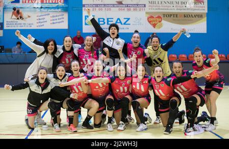 Arandjelovac, Serbie, 2nd avril 2022. Les joueurs de la Costa del sol Malaga célèbrent la victoire lors du match de la coupe d'Europe des femmes de l'EHF entre ZRK Bekament Bukovicka Banja et la Costa del sol Malaga à Arandjelovac, Serbie. 2 avril 2022. Crédit : Nikola Krstic/Alay Banque D'Images