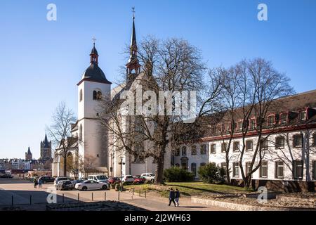 L'église Alt Saint-Heribert dans le quartier Deutz, vue sur le Rhin à la vieille partie de la ville avec église Gross Saint-Martin, Cologne, Allemagne. K Banque D'Images