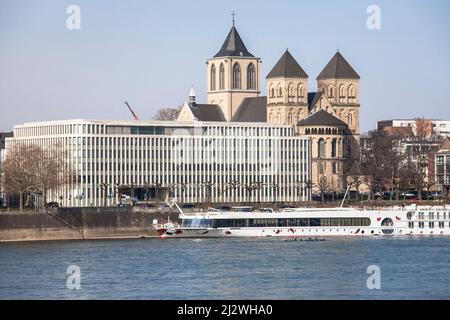Vue sur le Rhin jusqu'à l'Institut der deutschen Wirtschaft Koeln ou l'Institut de recherche économique de Cologne, rue Konrad-Adenauer-Ufer Banque D'Images