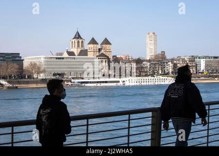 Vue sur le Rhin jusqu'à l'Institut der deutschen Wirtschaft Koeln ou l'Institut de recherche économique de Cologne, rue Konrad-Adenauer-Ufer Banque D'Images