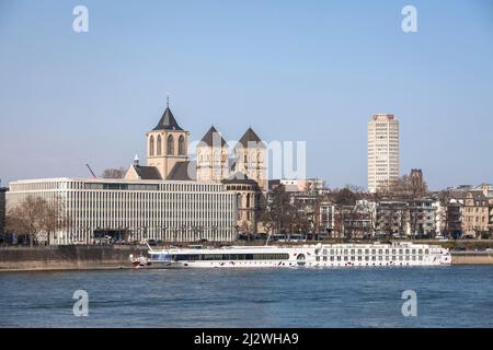 Vue sur le Rhin jusqu'à l'Institut der deutschen Wirtschaft Koeln ou l'Institut de recherche économique de Cologne, rue Konrad-Adenauer-Ufer Banque D'Images