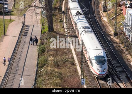 Train à grande vitesse ICE 3 dans le quartier de Deutz, en quittant la gare Deutz, Cologne, Allemagne. Hochgeschwindigkeitszug ICE 3 im Stadtteil Deutz, Ausf Banque D'Images