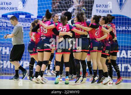 Arandjelovac, Serbie, 2nd avril 2022. Les joueurs de la Costa del sol Malaga célèbrent la victoire lors du match de la coupe d'Europe des femmes de l'EHF entre ZRK Bekament Bukovicka Banja et la Costa del sol Malaga à Arandjelovac, Serbie. 2 avril 2022. Crédit : Nikola Krstic/Alay Banque D'Images