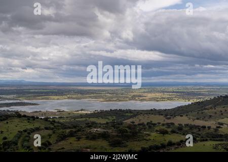 Vue sur le paysage du réservoir d'Alqueva, à la frontière de l'Espagne et du Portugal Banque D'Images