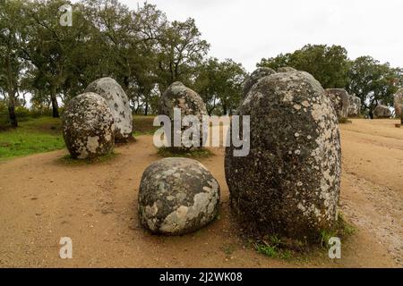 Vue sur les Cromlech du complexe mégalithique Almendres dans la région de l'Alentejo au Portugal Banque D'Images