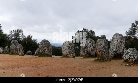 Vue panoramique sur les Cromlech du complexe mégalithique Almendres dans la région de l'Alentejo au Portugal Banque D'Images