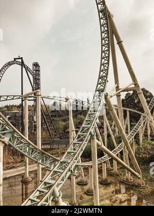 Gros plan sur les pistes de montagnes russes Colossus à Thorpe Park Resort à Surrey, en Angleterre Banque D'Images