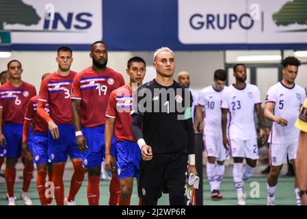 SAN JOSÉ, Costa Rica: Les escadrons du Costa Rica et des États-Unis entrent sur le terrain avant la victoire du Costa Rica de 2-0 sur les États-Unis dans le ConCACAF coupe du monde de la FIFA qualifi Banque D'Images