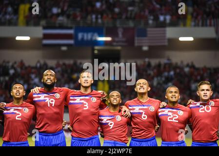 SAN JOSÉ, Costa Rica: L'équipe du Costa Rica chante l'hymne national avant la victoire du Costa Rica de 2-0 sur les États-Unis dans les qualificatifs de coupe du monde de la FIFA de CONCACAF Banque D'Images