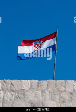 Le drapeau de l'agité au-dessus du fort Lovrenijac à Dubrovnik, Dalmatie, Croatie. Banque D'Images