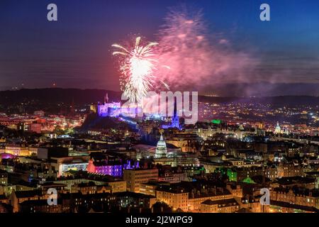 Edinburgh Tattoo, feu d'artifice au-dessus du château d'Édimbourg, vue depuis Salisbury Crags, illumination, Écosse, Royaume-Uni Banque D'Images