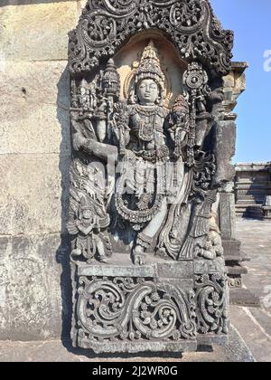 Statue de Vamana (avtar de Vishnu) sur panneau mural orné au complexe du temple de Chennakesava, Belur, Karnataka, Inde Banque D'Images