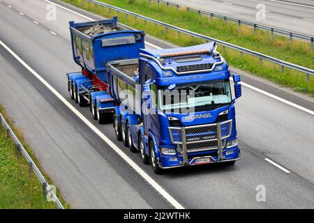 Un camion Scania bleu personnalisé devant une remorque à cassette transporte la charge le long de l'autoroute en été, vue en hauteur. Salo, Finlande. 9 juillet 2021. Banque D'Images