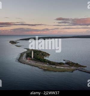 Côte et phare Lange Erik dans le nord de l'île d'Öland dans l'est de la Suède d'en haut au coucher du soleil Banque D'Images